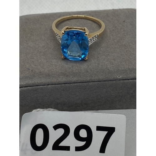 297 - 10k gold blue topaz ( 1.2 cm x 1 cm approx ) ring, size P, hallmarked