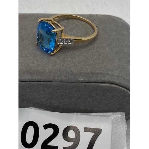 297 - 10k gold blue topaz ( 1.2 cm x 1 cm approx ) ring, size P, hallmarked