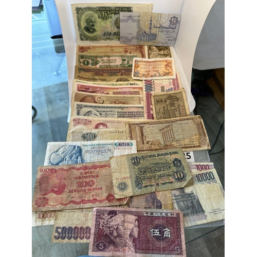25 - 25 World bank notes circulated used