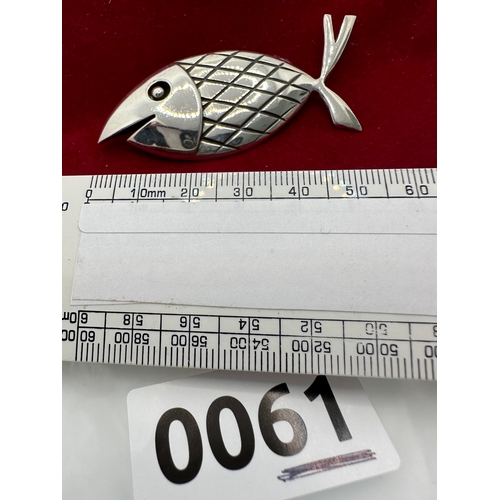 61 - silver Mexican fish brooch 7cm modern looking design