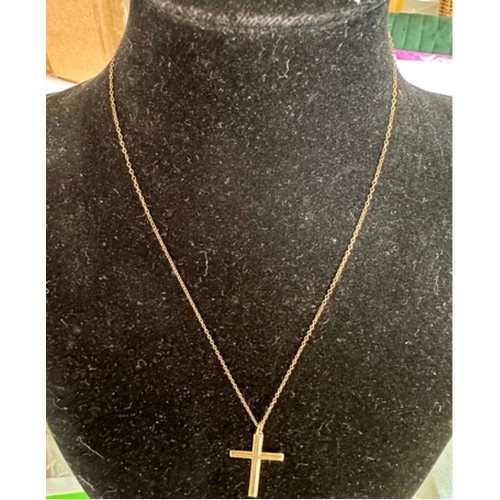 314 - 9ct gold chain with 9ct gold cross, 40cm chain length