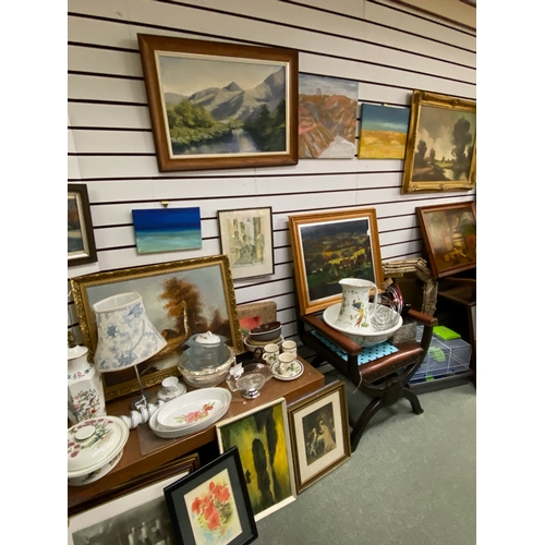 1 - Emporium stock clearance of the complete ground floor sales space, includes : 
ceramics, curios, gla... 