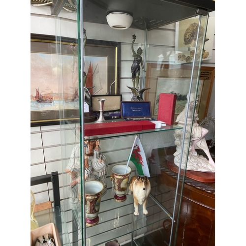 1 - Emporium stock clearance of the complete ground floor sales space, includes : 
ceramics, curios, gla... 