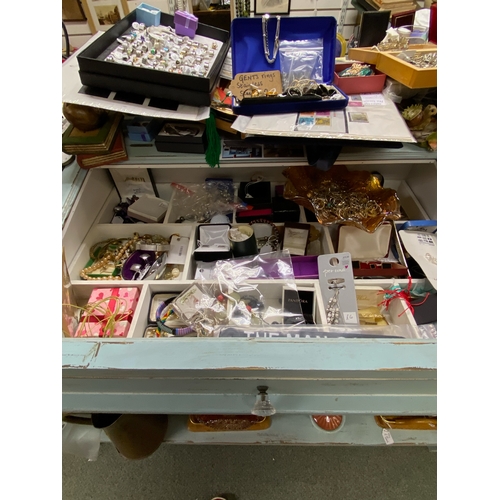 1 - Emporium stock clearance of the complete ground floor sales space, includes : 
ceramics, curios, gla... 