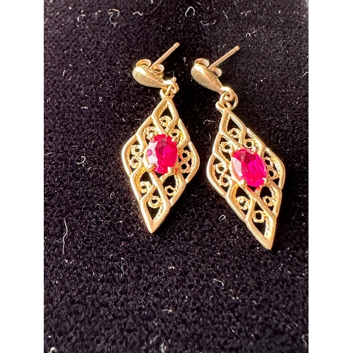 575 - 9k gold earrings stamped 375, 1.7g