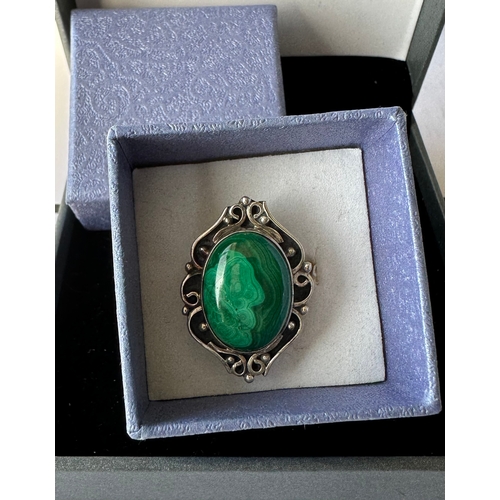 585 - Ladies expanding sterling silver ring with green stone, gift boxed