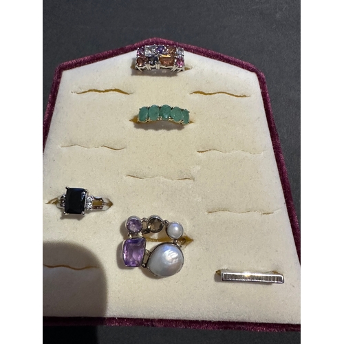 731 - Sterling silver 925 stamped rings (5) sizes O (top), P silver gilt emeralds and P 1/2 ( bottom 3)