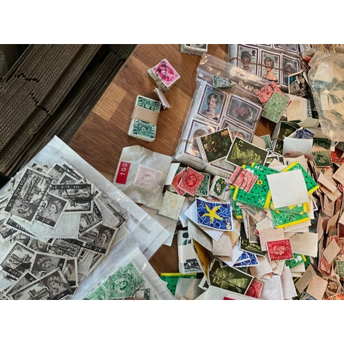 130 - UK GB 35,000+ stamps huge joblot / collection, Kings and QE2 vast majority off paper, some little bu... 