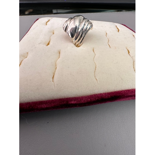 256 - Sterling silver shell ring, stamped 925, size P to Q