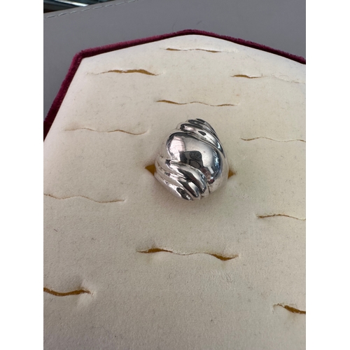 256 - Sterling silver shell ring, stamped 925, size P to Q