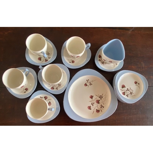 445 - COPELAND SPODE vintage Summer Days S.3304 5 cups and tricorn saucers ( i.e 5 trio sets), spare trico... 