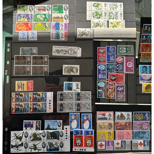 563 - GB QEII pre-decimal  mainly mint commemoratives stamps inc. blocks with traffic lights. 1961 - 1966 ... 