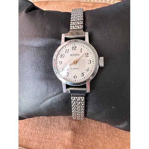 595 - Art Deco Style Vintage Sekonda Ladies hand wind watch, 17 Jewels, working when listed but no guarant... 