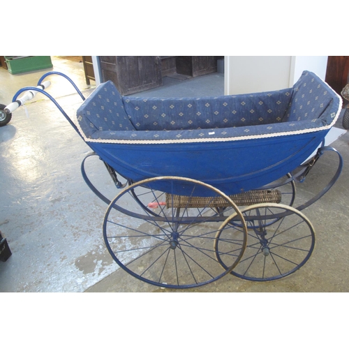 506 - Vintage metal doll's or child's pram with ceramic handle.
(B.P. 24% incl. VAT)