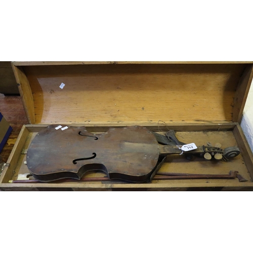 112 - Appearing home made violin in bow top rectangular wooden case. 
(B.P. 24% incl. VAT)