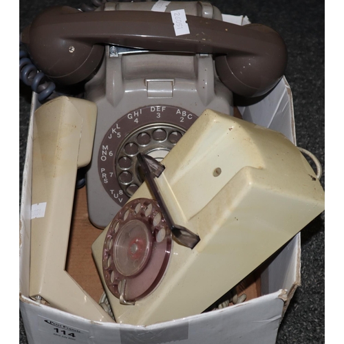 114 - 1970's trim phone, complete and a grey telephone. (2)
(B.P. 24% incl. VAT)