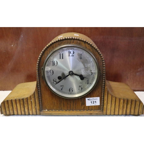 121 - Mid Century oak two train hat shaped mantel clock.
(B.P. 24% incl. VAT)