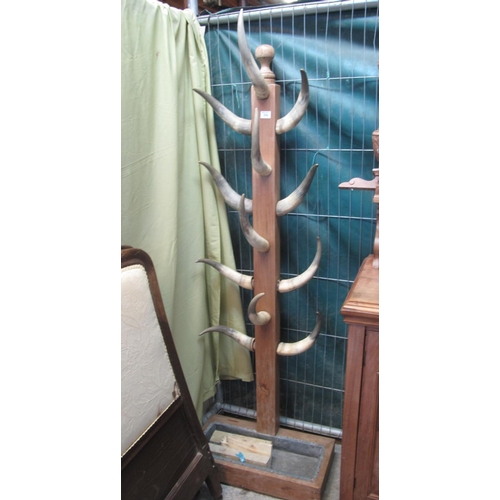 556 - Unusual scratch built coat or hat stand with pine pedestal and horn mounts. 
(B.P. 21% + VAT)