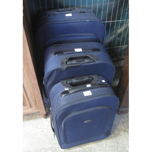 558 - Graduated set of three modern suitcases. 
(B.P. 21% + VAT)