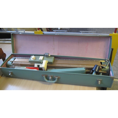 562 - Vintage Singer 'Superb new knitting machine' in fitted canvas green case. 
(B.P. 21% + VAT)