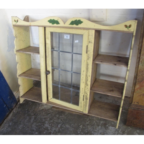 525 - Small painted pine hanging shelf unit with central leaded glass door.
(B.P. 24% incl. VAT)