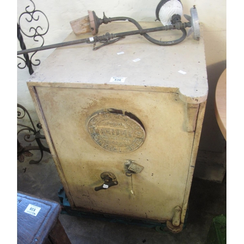 536 - Vintage Milners Special safe. With key.
(B.P. 24% incl. VAT)