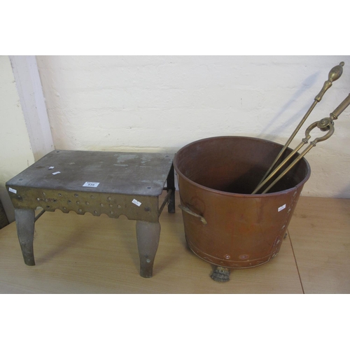 539 - A brass footman, a brass coal scuttle, and two brass fire irons. (4)
(B.P. 24% incl. VAT)