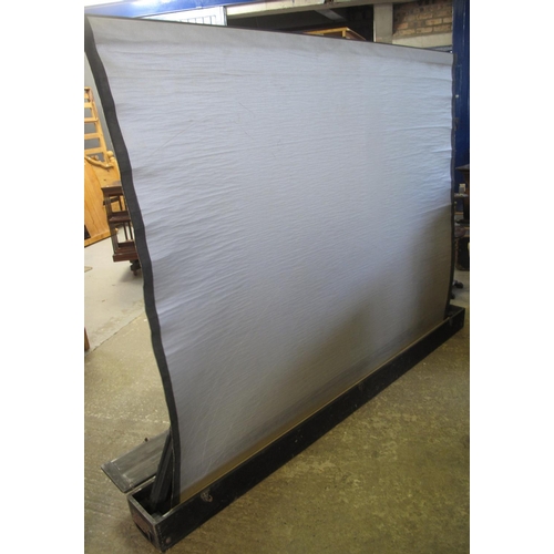 543 - Large vintage pull-up projection screen in wooden box. Possibly military.
(B.P. 24% incl. VAT)