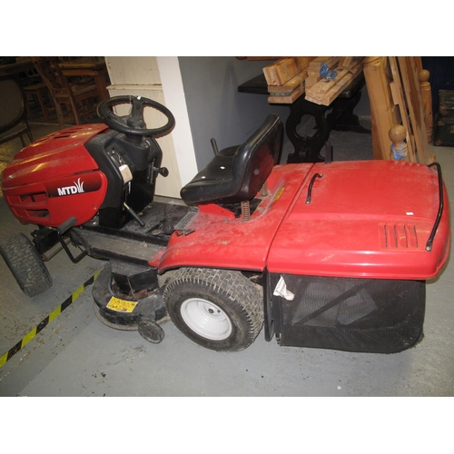 559 - MTDRH125/32 B ride on petrol mower with grass collector, Briggs and Stratton 12.5 hp petrol engine.
... 