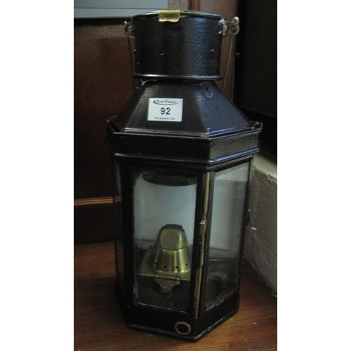 92 - Flat backed wall lamp/lantern with swing handle and brass burner and reservoir. 43 cm high approx.
(... 