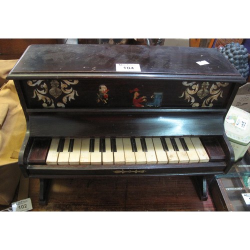 104 - Early 20th century mini piano with painted decoration. 38 cm wide approx.
(B.P. 21% + VAT)