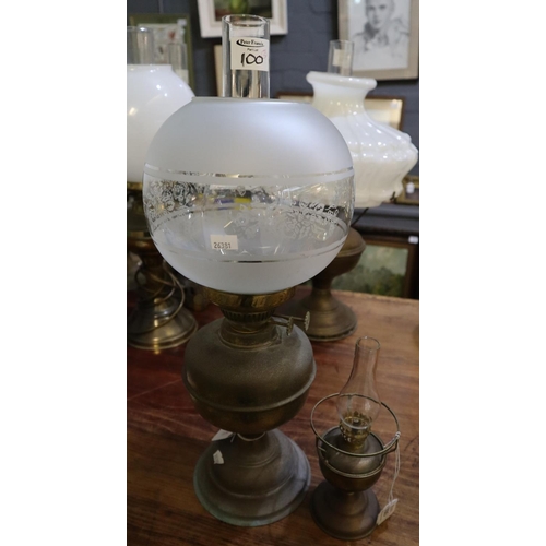 100 - Brass double burner oil lamp with etched glass globe shade and clear chimney, together with a small ... 