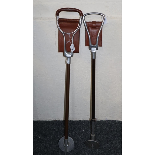 113 - Two traditional shooting sticks, one with adjustable stem.
(B.P. 21% + VAT)