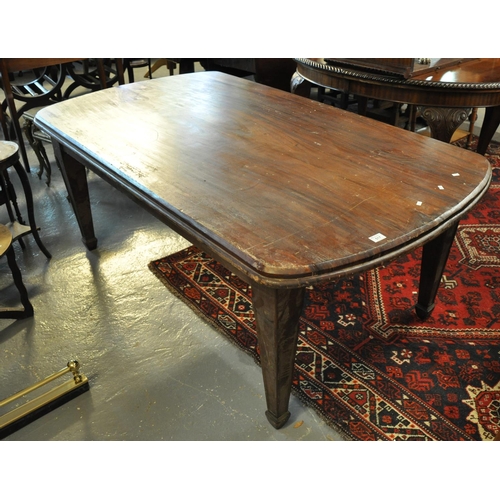 517 - Early 20th Century stained dining table on tapering legs and spade feet. 
(B.P. 21% + VAT)