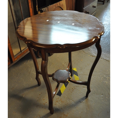 522 - Edwardian mahogany piecrust occasional table. 
(B.P. 21% + VAT)