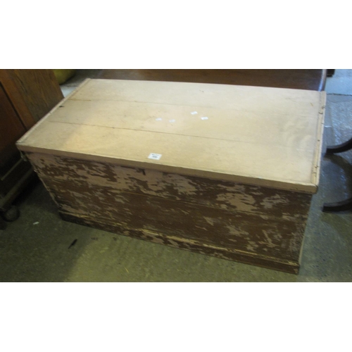 559 - Vintage painted pine trunk.
(B.P. 21% + VAT)