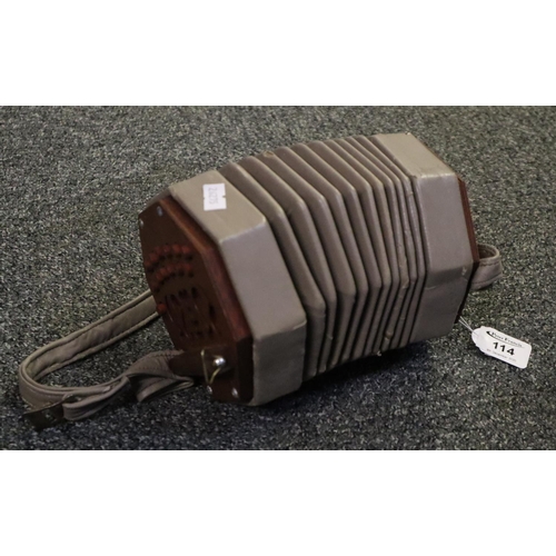 114 - Simple concertina with appearing leather bellows.
(B.P. 21% + VAT)