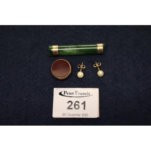 261 - 9ct gold and jade brooch, a pair of cultured pearl studs and a fob (3).
(B.P. 21% + VAT)