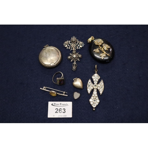 263 - Collection of silver and white metal jewellery including a citrine bar brooch, butterfly wing ring, ... 