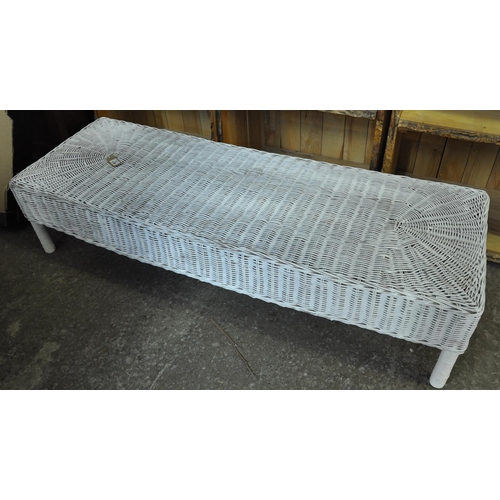 538 - Modern low painted wicker coffee table.
(B.P. 21% + VAT)