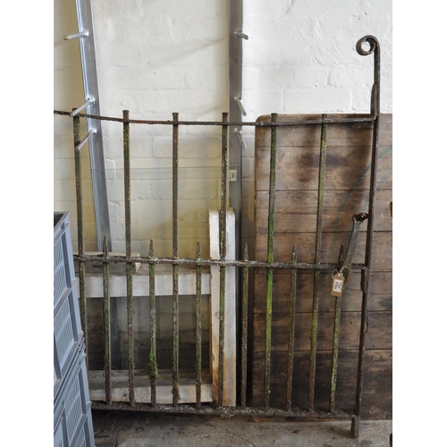 550 - Wrought iron weathered drive or garden gate. 129cm wide approx.
(B.P. 21% + VAT)