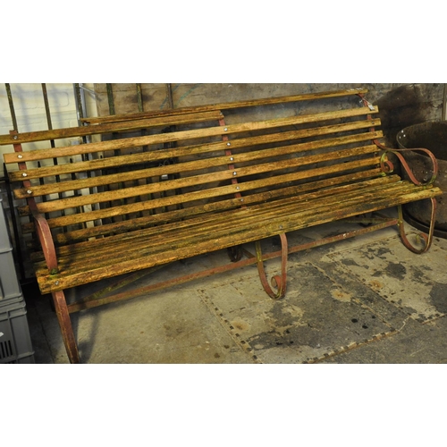 552 - Large wrought iron garden bench with oak slats.
(B.P. 21% + VAT)