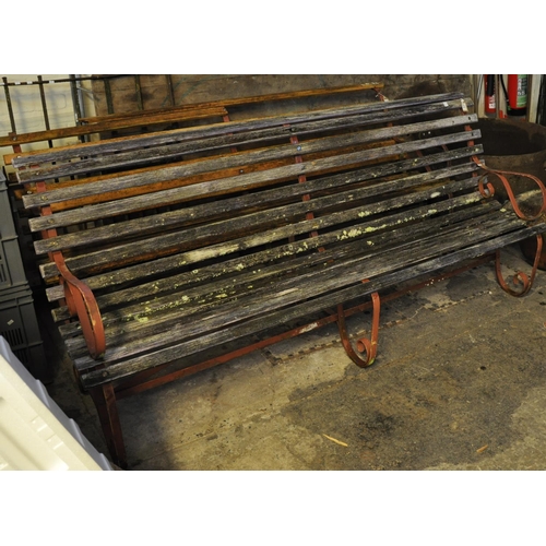 553 - Large wrought iron garden bench with oak slats.
(B.P. 21% + VAT)