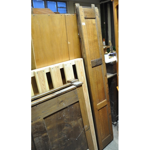 564 - Early 20th Century oak and mixed woods bed ends with side rails.
(B.P. 21% + VAT)