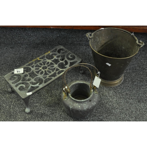 80 - Rectangular brass trivet, brass bucket and a brass painters kettle with lift out liner. (3)
(B.P. 21... 