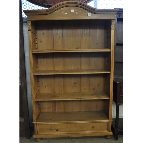 568 - Good quality modern pine open bookcase with adjustable shelves and carved acanthus leaf decoration.
... 