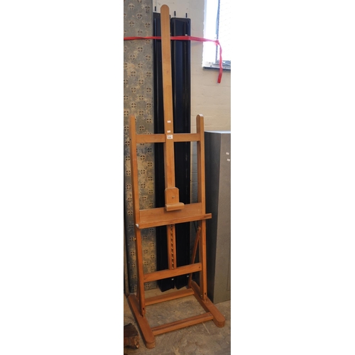 579 - Modern beech Mabef artist's easel.
(B.P. 21% + VAT)