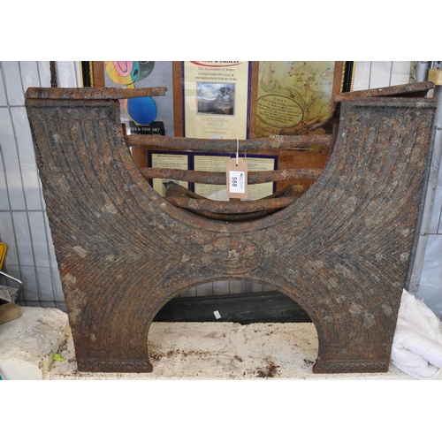 588 - Cast iron Victorian fire grate. 
(B.P. 21% + VAT)