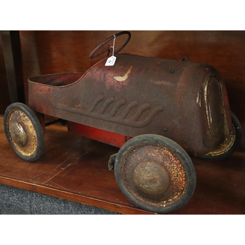 89 - Mid Century child's metal pedal car with chrome radiator grill, lacks chain. 88cm long approx.
(B.P.... 