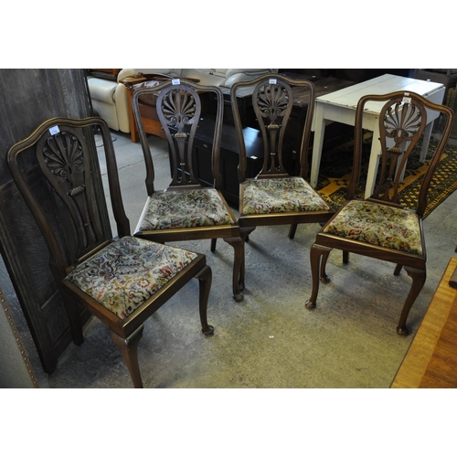 572 - Set of four 20th Century mahogany cabriole leg dining chairs with drop in seats on pad feet. (4)
(B.... 